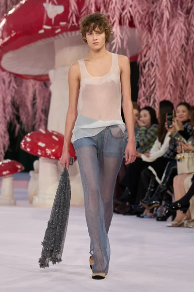 Look 16
